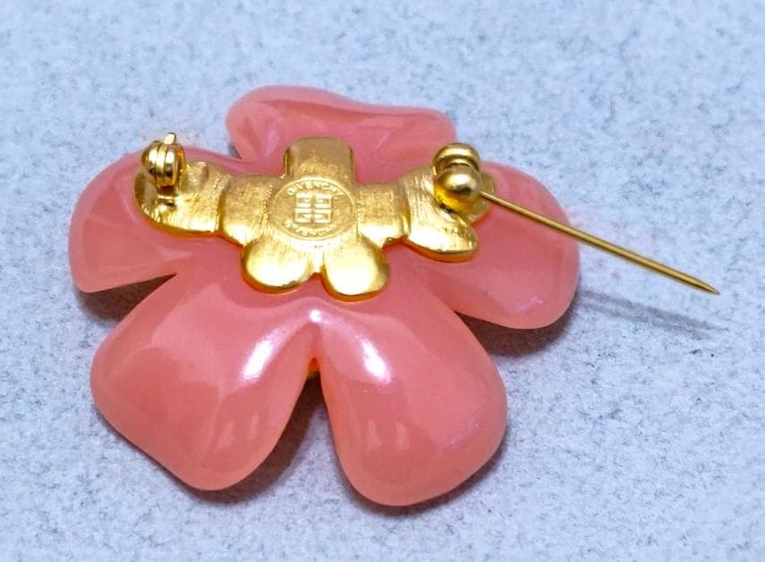 ジバンシー　ピンク花型ブローチ　40589