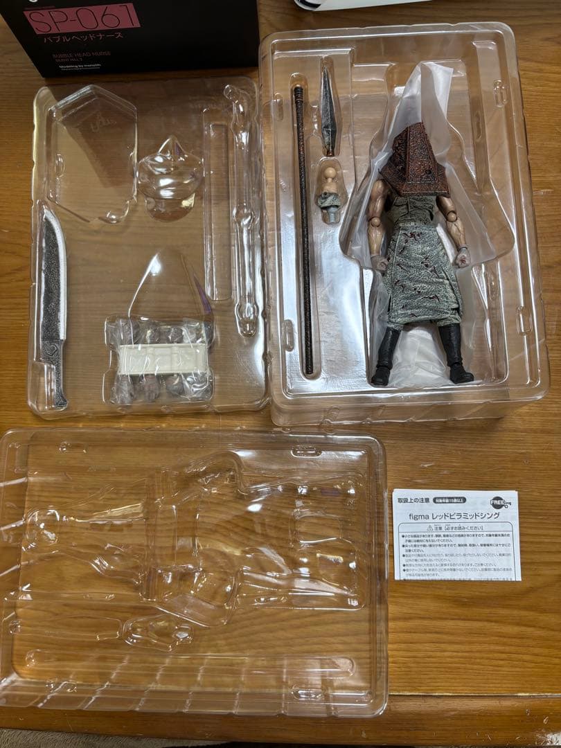 figma レッドピラミッドシング バブルヘッドナース