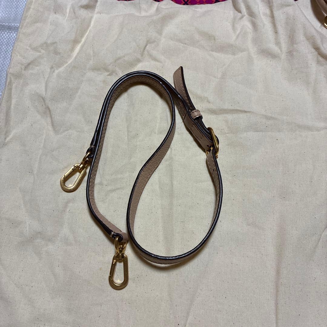 くまちゃんToryBurchピンクベージュハンドバッグタッセル付き