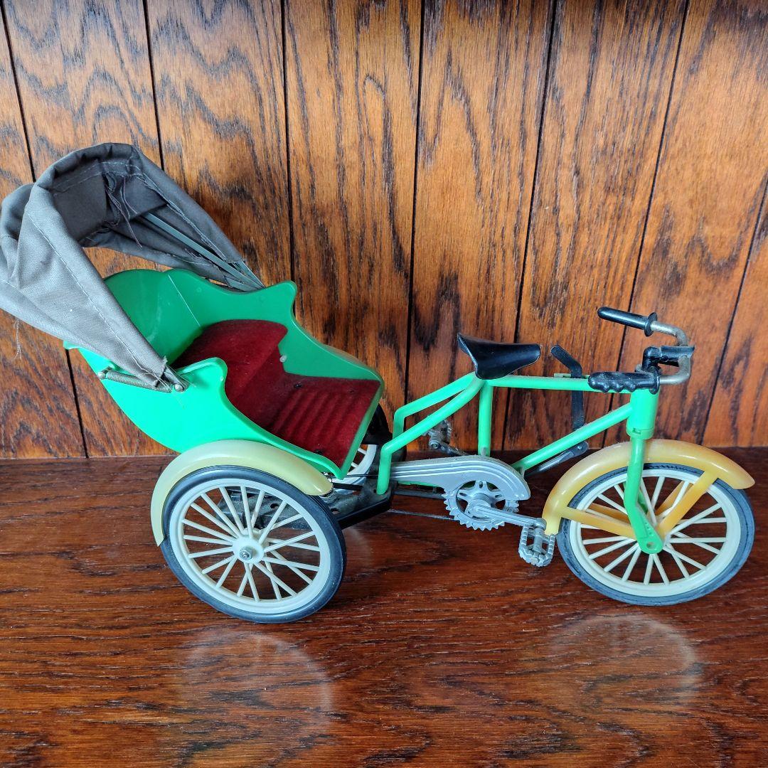 緑色の三輪車人力車