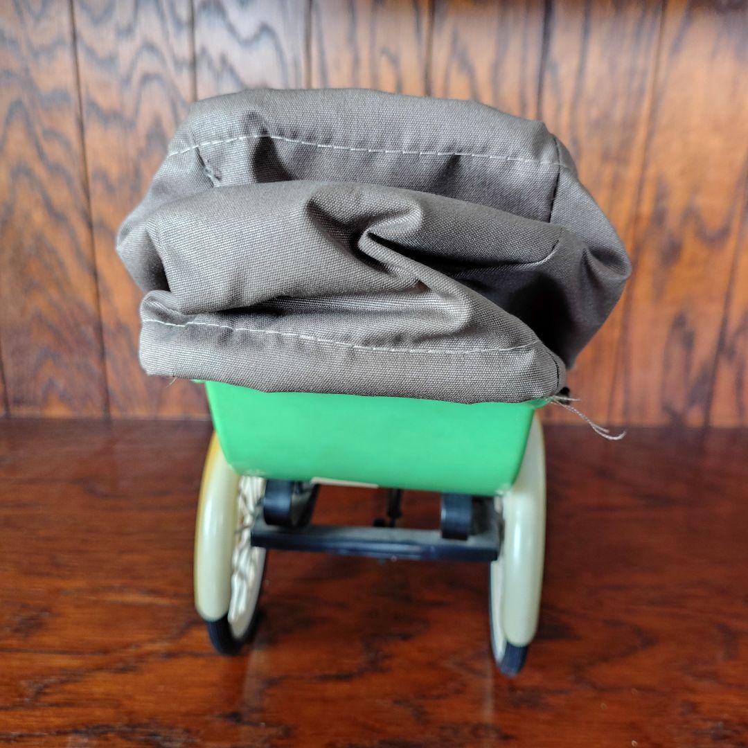 緑色の三輪車人力車