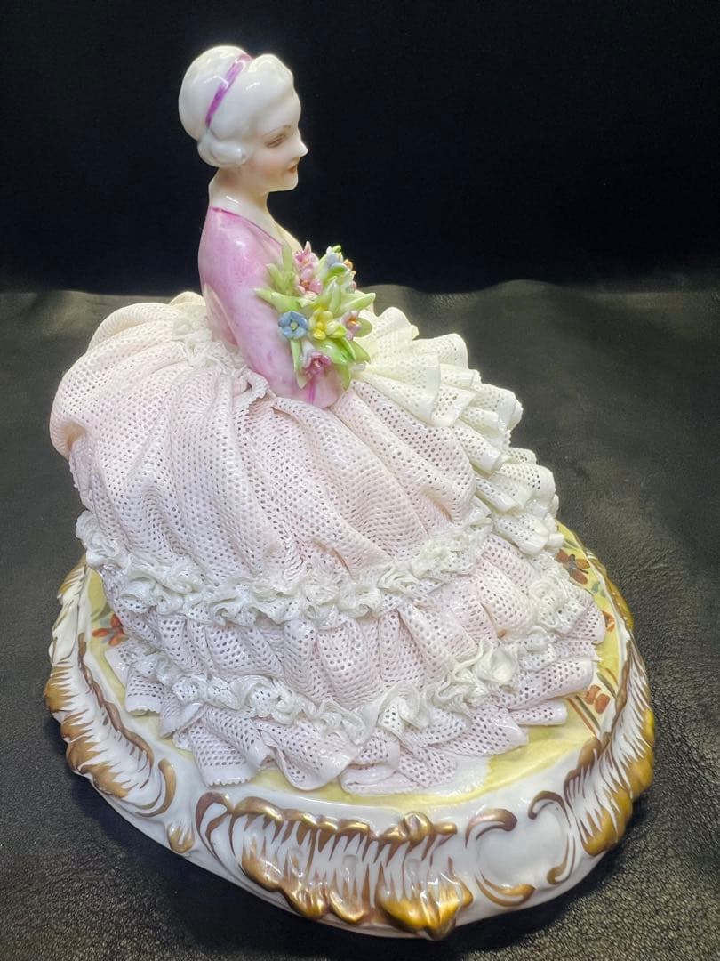 陶器製女性フィギュリン ピンクと白