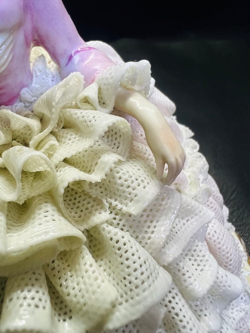 陶器製女性フィギュリン ピンクと白