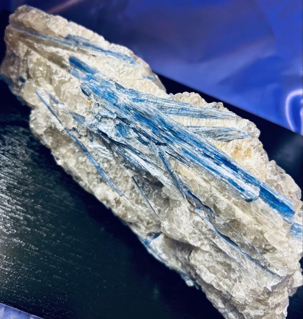 天然カイヤナイト原石（１kg）台座付