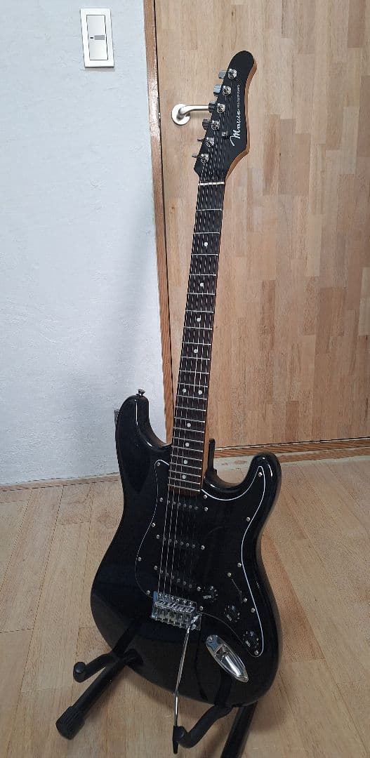 ※セルジュ※　エレキギター　ストラトキャスタータイプ　スキャロップ仕様