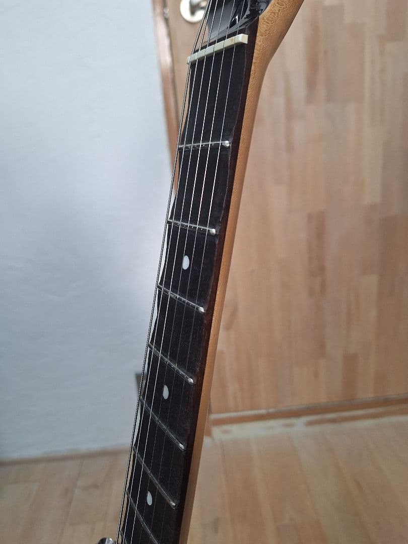 ※セルジュ※　エレキギター　ストラトキャスタータイプ　スキャロップ仕様