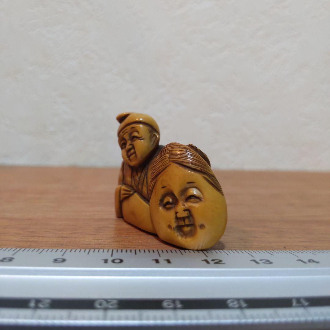 時代提物 人物根付 天然素材 在銘一之【翁とお多福面】横幅約4cm 重さ約14ｇ
