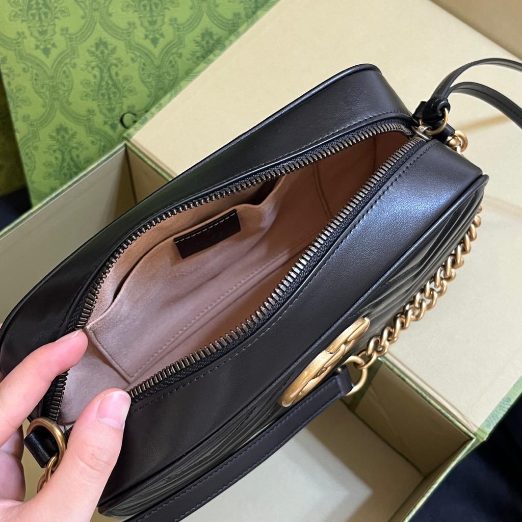 ブラックレザーショルダーバッグ