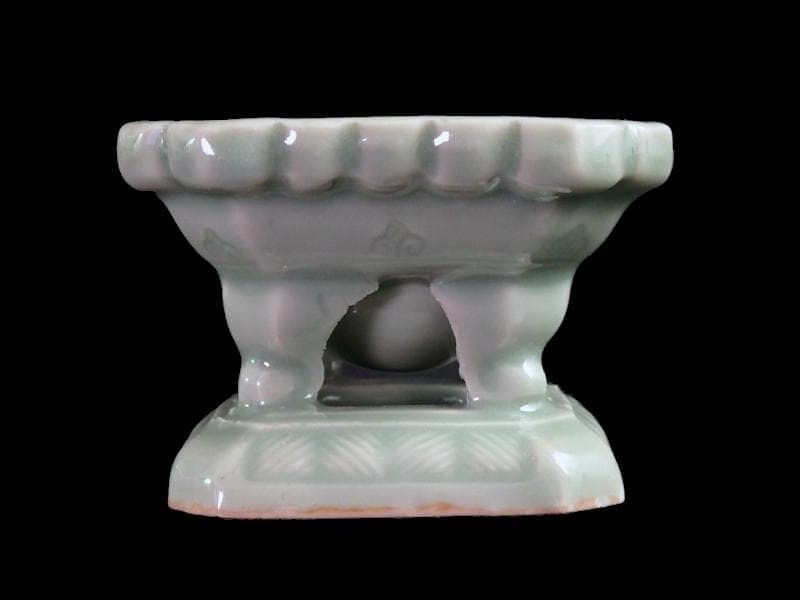 三田青磁　陽刻　花の図　盃台　C748AS-CGq