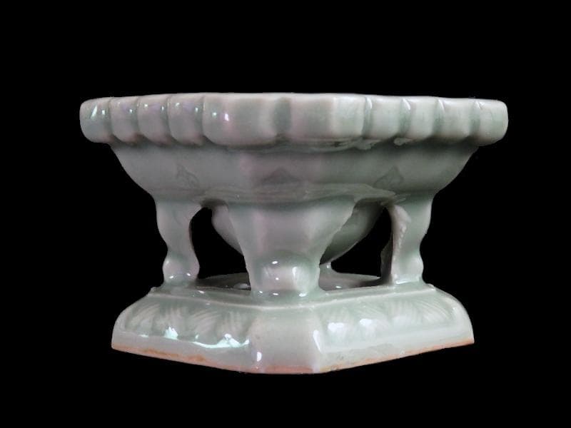 三田青磁　陽刻　花の図　盃台　C748AS-CGq