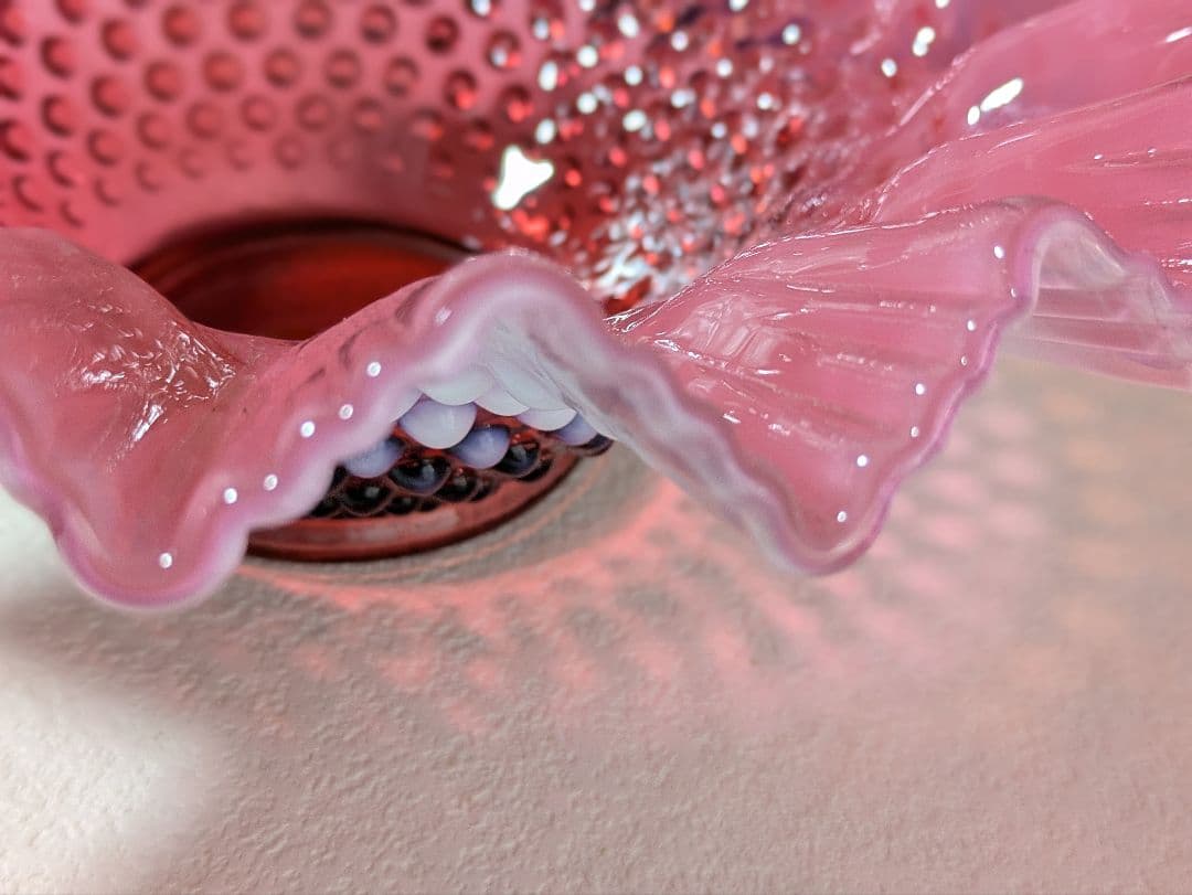 フェントン　クランベリーホブネイルオパルセント　フリルエッジ　ラージガラスボウル