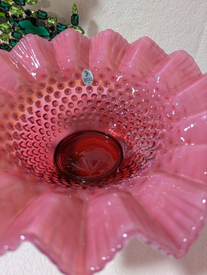 フェントン　クランベリーホブネイルオパルセント　フリルエッジ　ラージガラスボウル