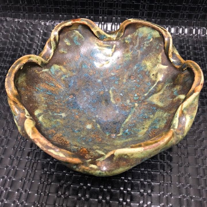 究極の美◼️蔵から美しい色合いの花鉢と思われる器が出て来ました。