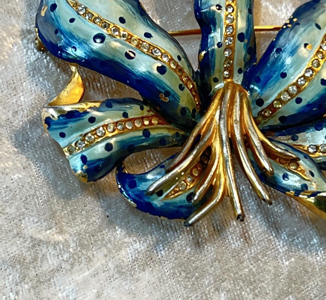 シャネル（Chanel）のランの花のブローチ　エナメル　刻印あり