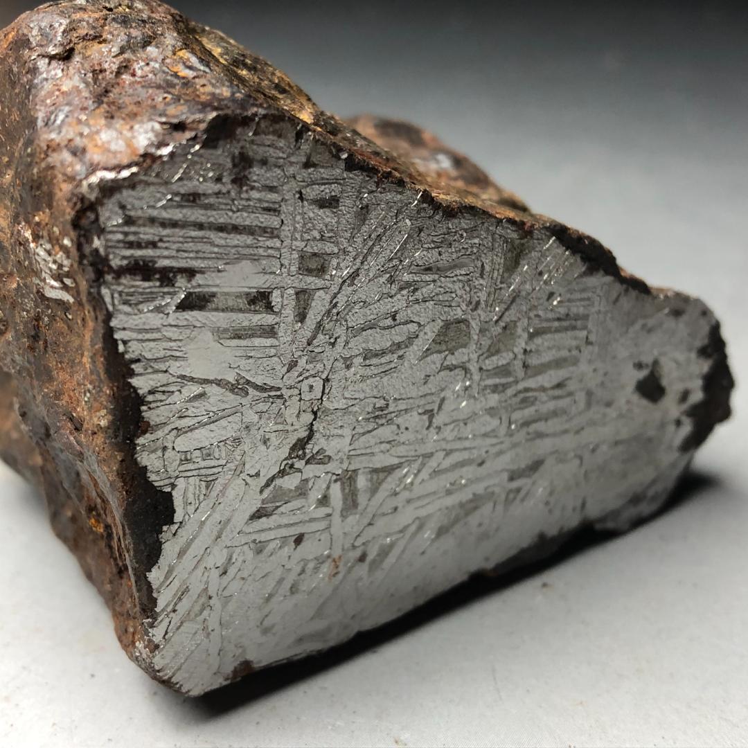 アルタイ隕石 鉄隕石　外皮付き隕石　ナチュラル　原石　重さ約695ｇ