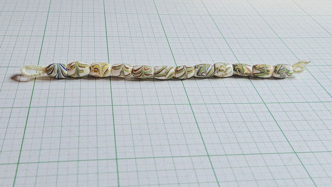 アフリカとんぼ玉　ヴィンテージ　レインボーリボン　一連(１２個)