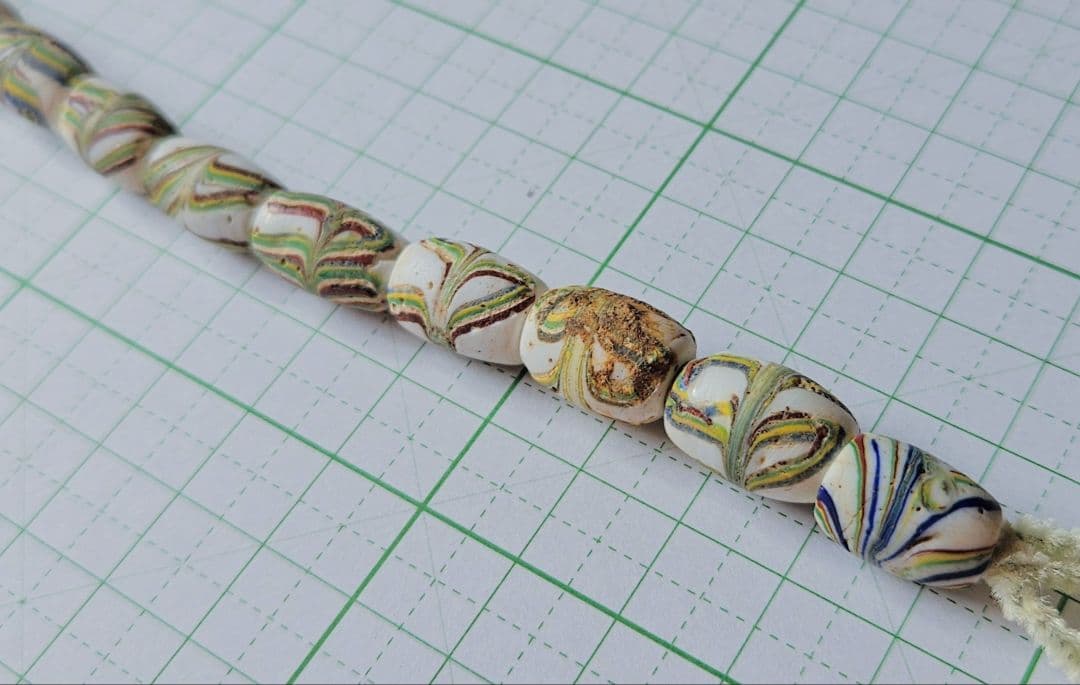 アフリカとんぼ玉　ヴィンテージ　レインボーリボン　一連(１２個)