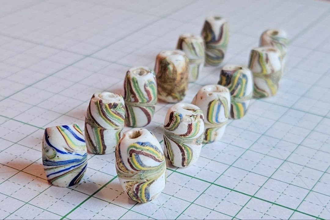 アフリカとんぼ玉　ヴィンテージ　レインボーリボン　一連(１２個)