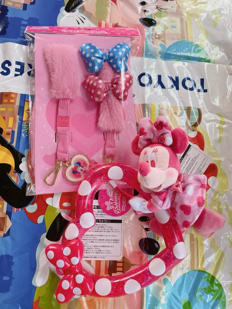 ミニーのファンダーランド スマホショルダー　ハートフルリング　ぬいぐるみチャーム