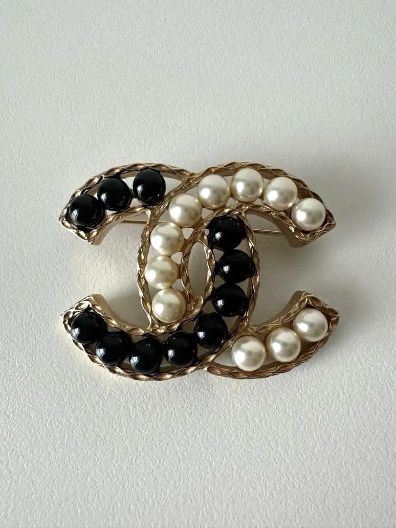 CHANEL パールブローチ 黒・白