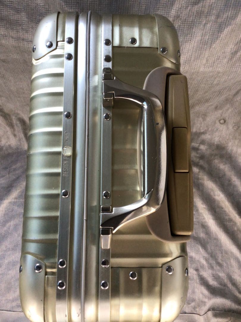 希少、廃盤リモワ　ゴールドトパーズ機内持込サイズ2輪の商品です。