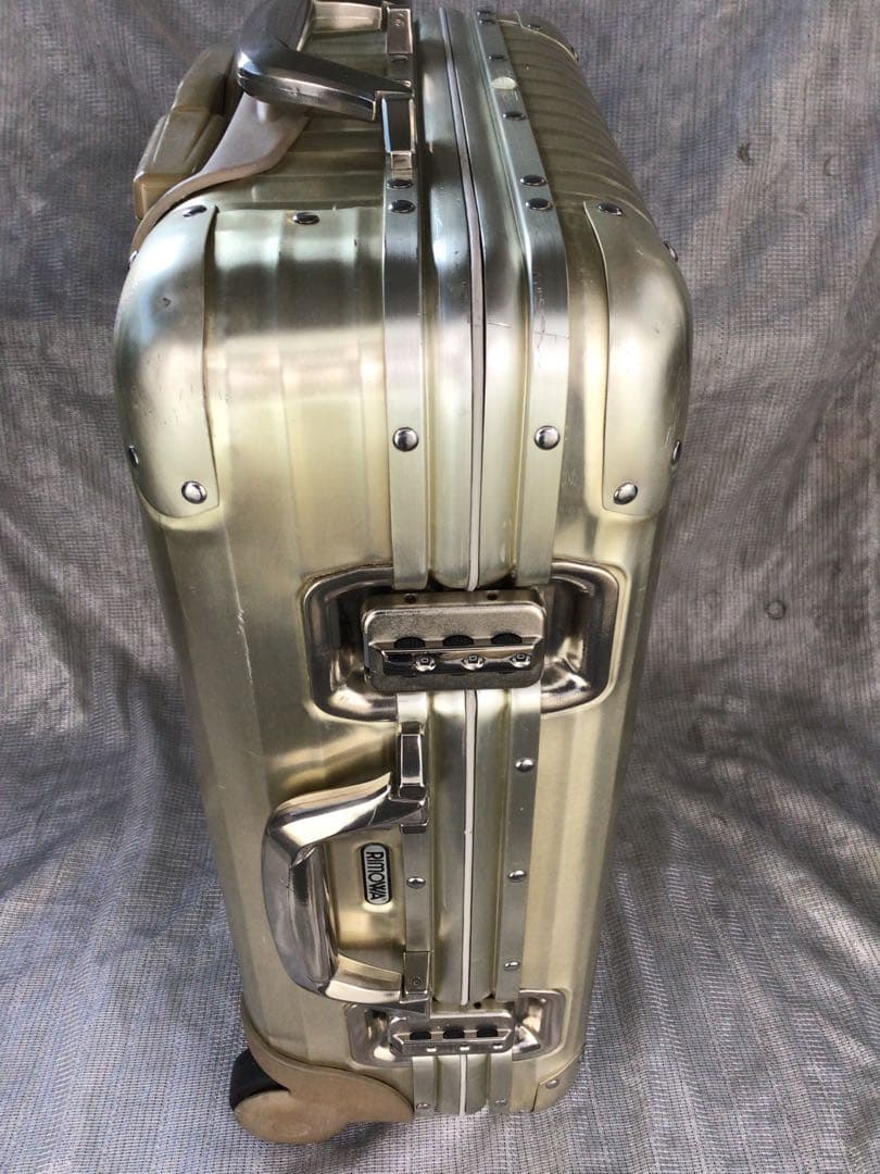 希少、廃盤リモワ　ゴールドトパーズ機内持込サイズ2輪の商品です。