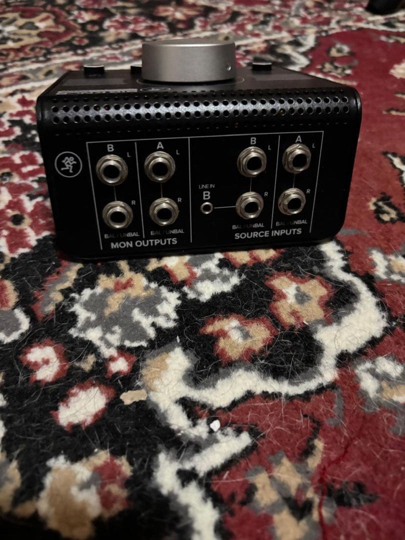 パッシブ・スタジオモニターコントローラー デスクトップのコントロール