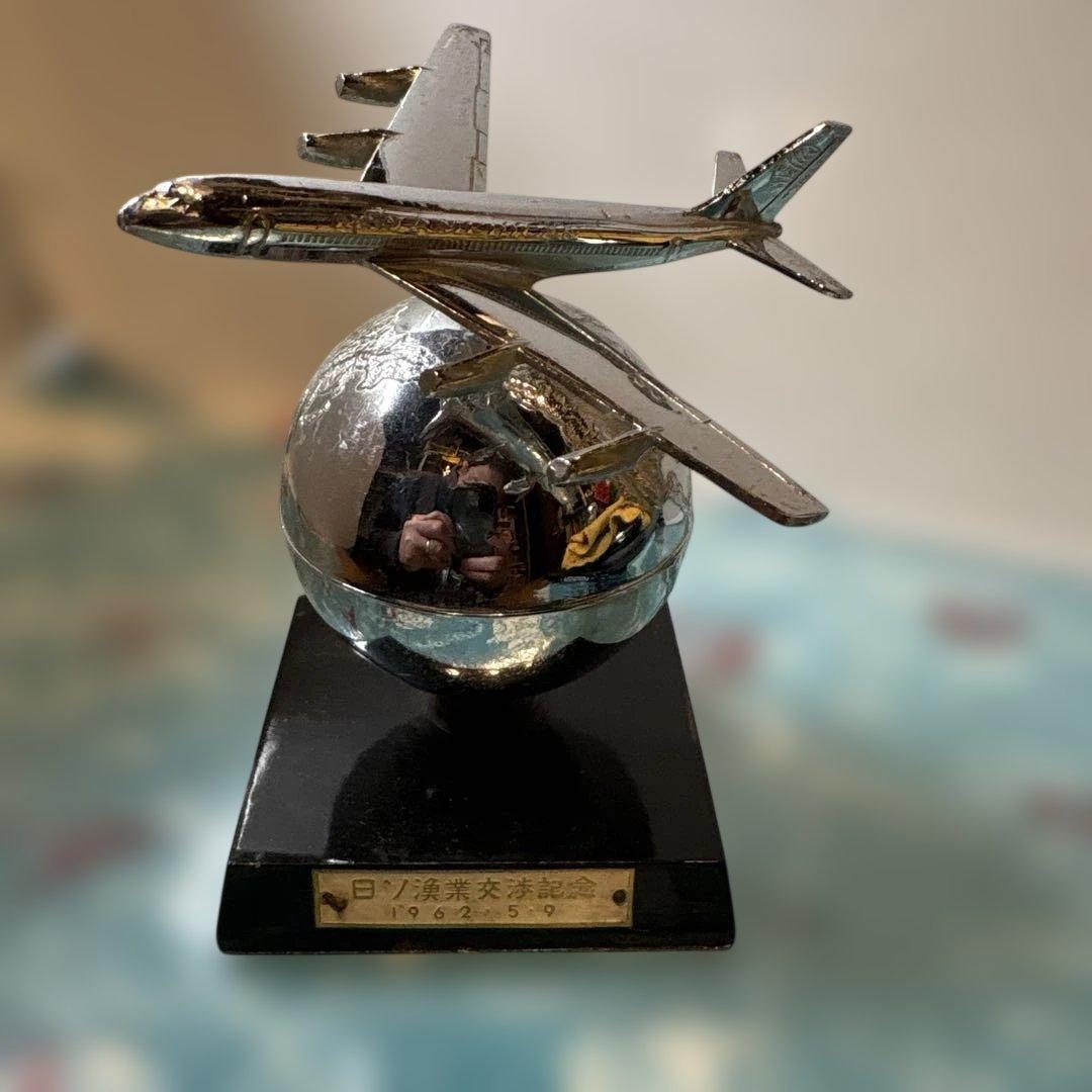 PAN AM 飛行機と地球オブジェ　1962年