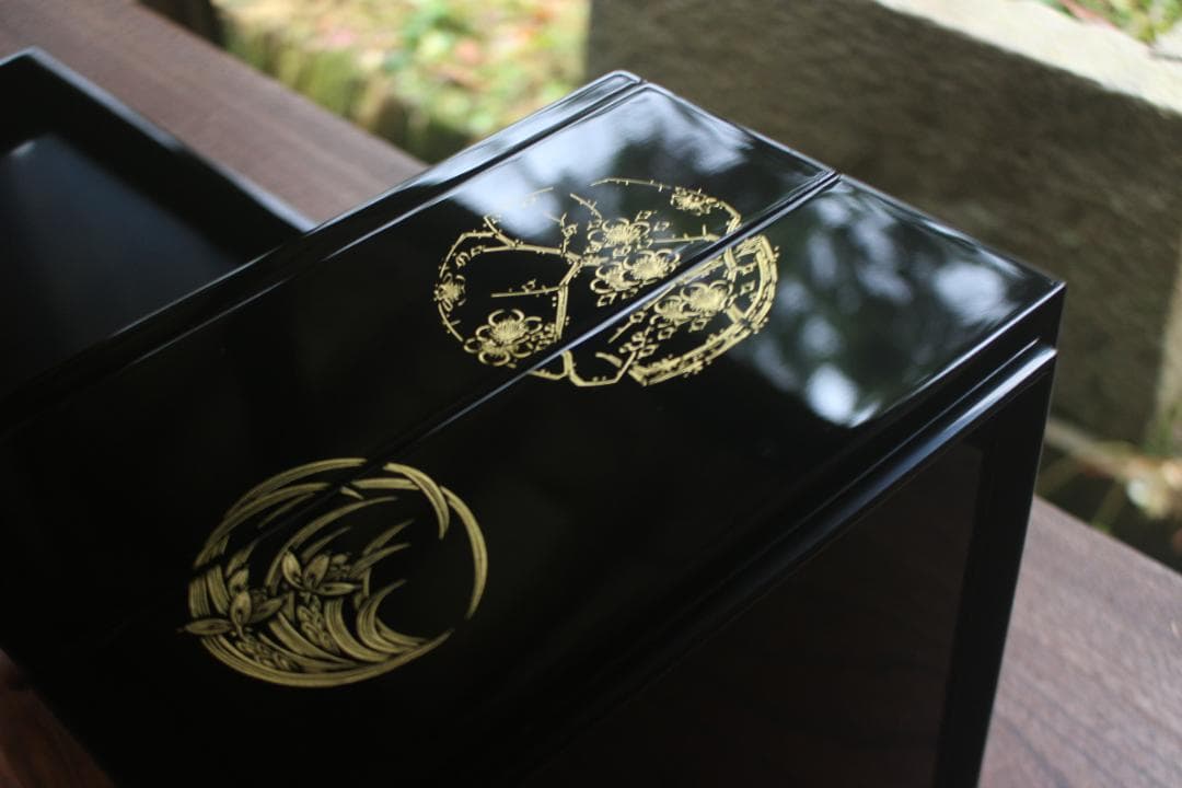 新品並！端正な内朱黒漆に極上四君子丸沈金の映える台付二段重（検輪島塗蒔重箱お重