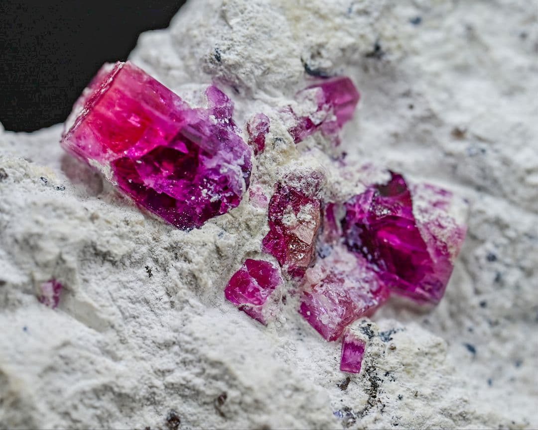 17日出品取り消します　貴重品レッドベリル結晶　鉱物原石