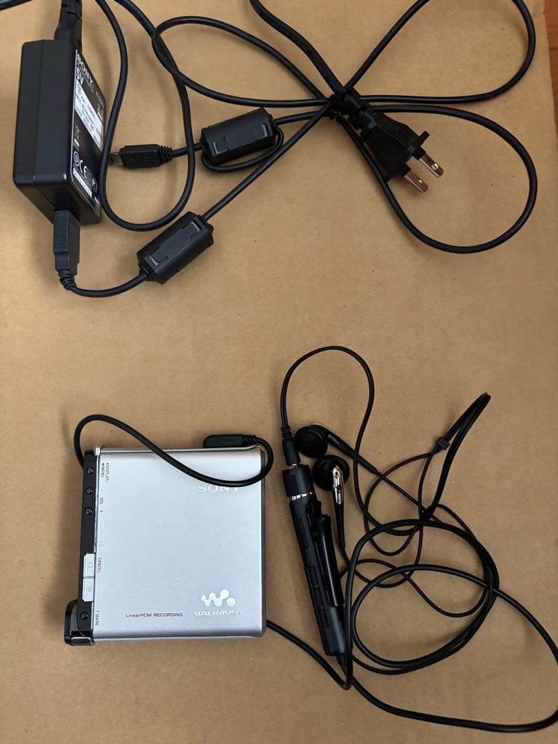 SONYHi-MDウォークマン シルバー アダプター イヤフォン付き