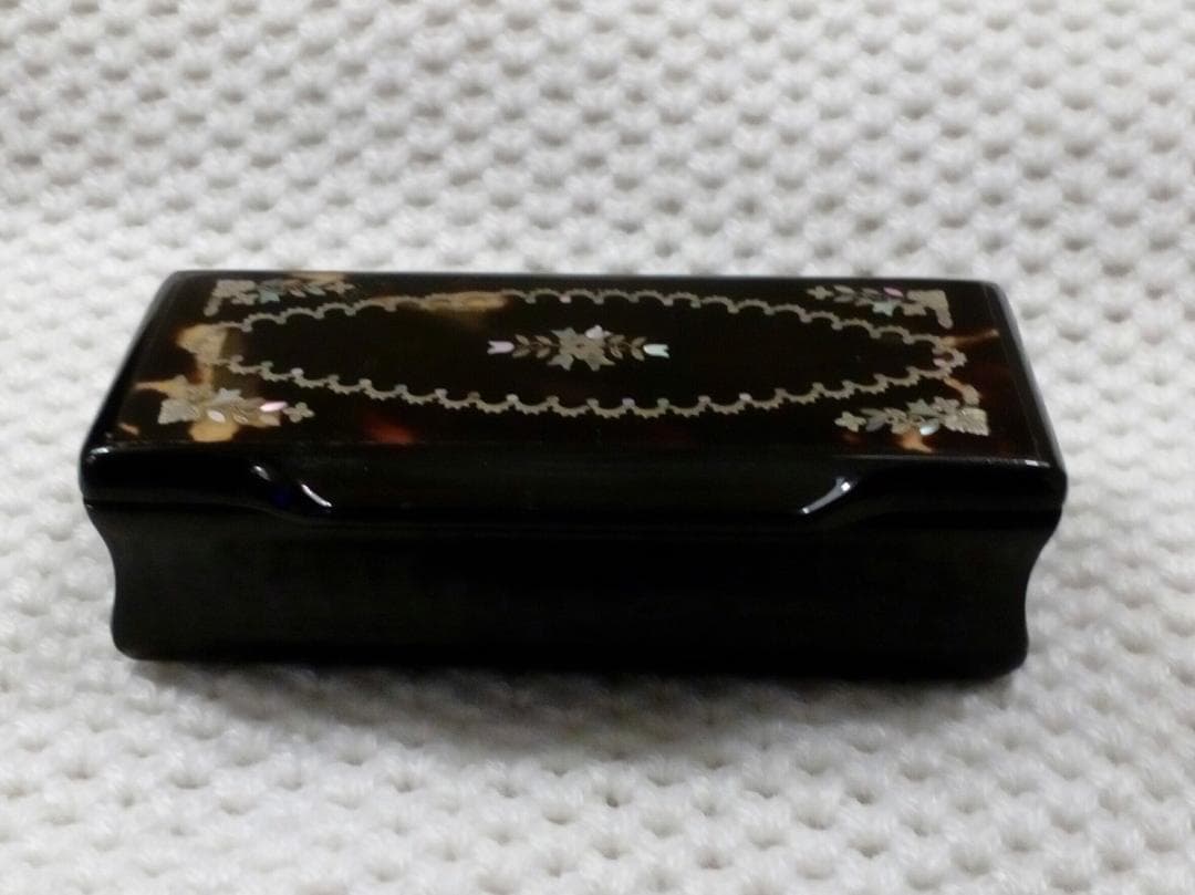 骨董品 鼈甲アンティーク小物入れ 花・四隅葉