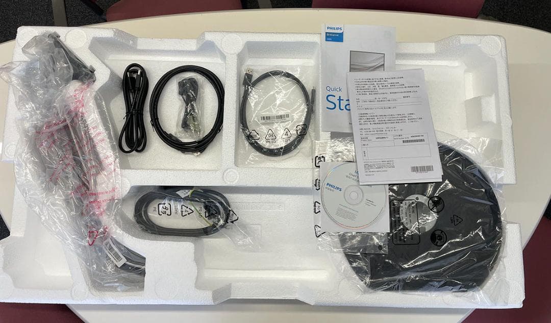 Philips モニター 31.5インチ　Adobe RGB 99％