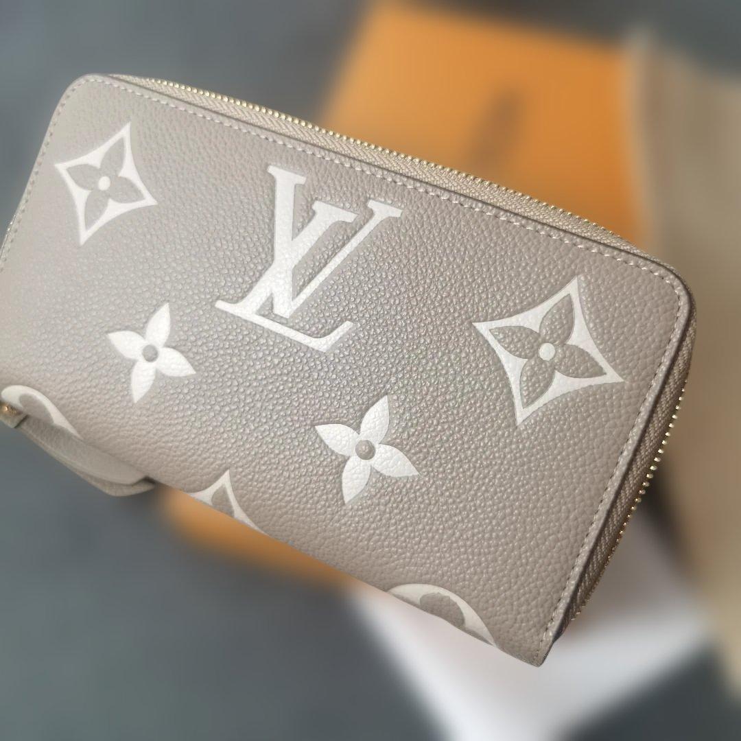 美品 M69794 グレー 二つ折り財布