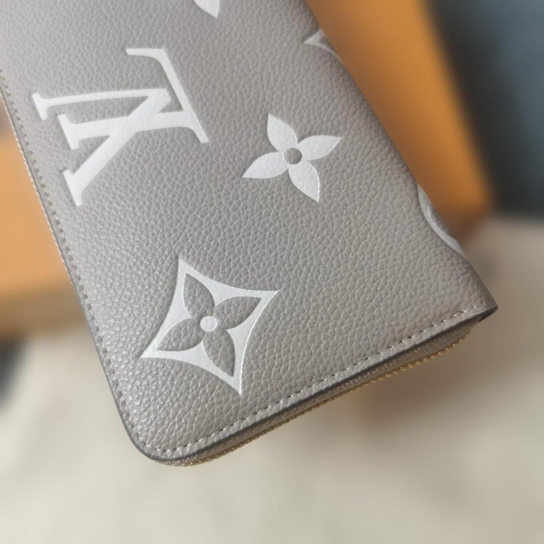 美品 M69794 グレー 二つ折り財布