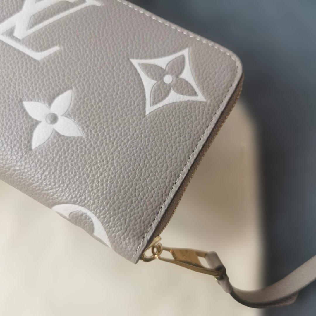 美品 M69794 グレー 二つ折り財布