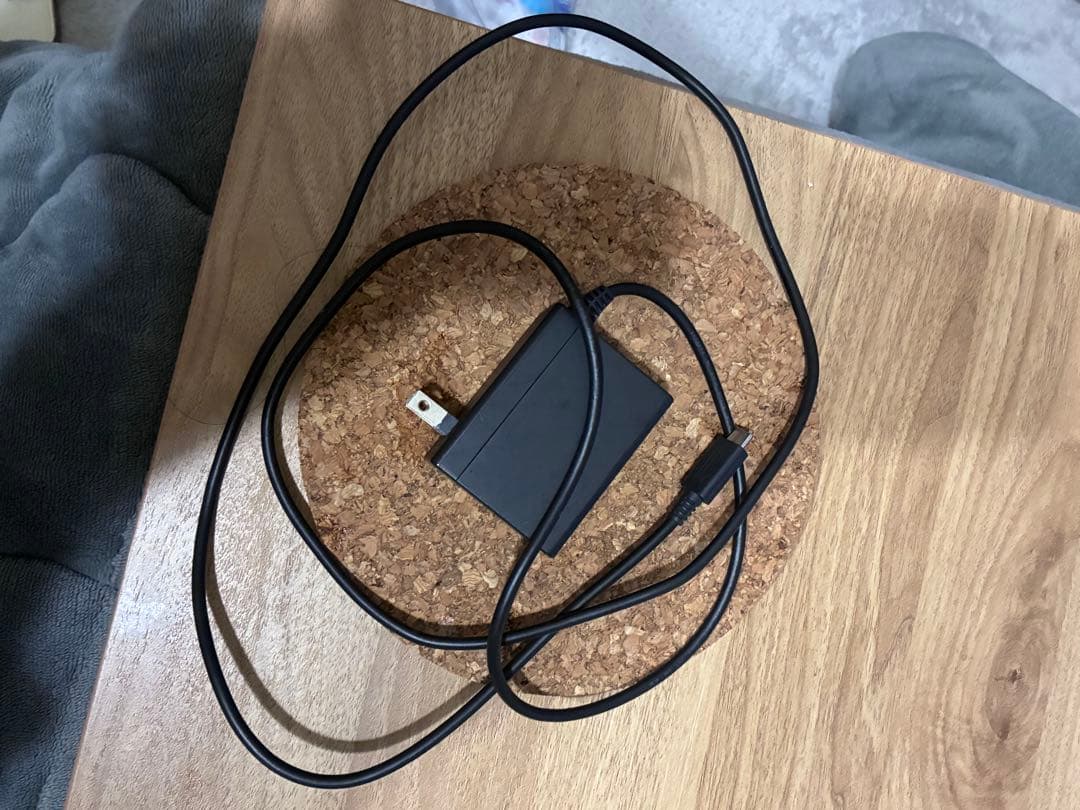 Nintendo Switch 本体と充電ケーブル