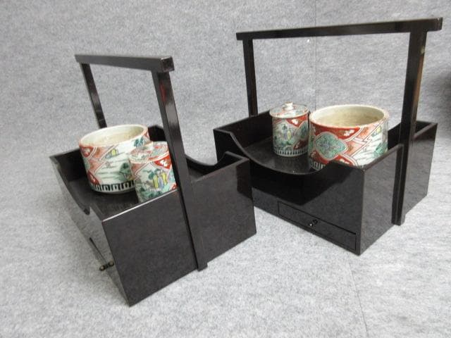 伊万里焼錦手火入れ付き黒塗たばこ盆一対箱入り [B25631]