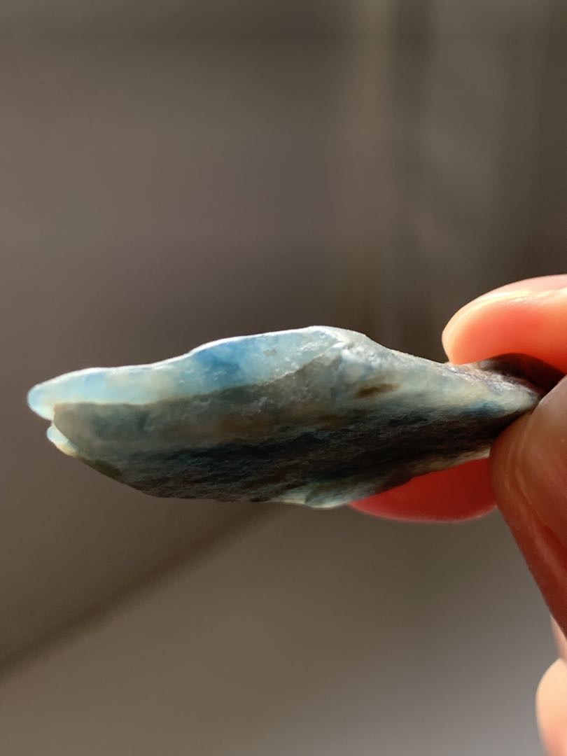 茄子紺　入りコン沢原石　糸魚川翡翠　青ひすい　ヒスイ　国産鉱物　水石　根付　勾玉