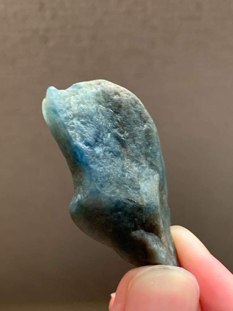 茄子紺　入りコン沢原石　糸魚川翡翠　青ひすい　ヒスイ　国産鉱物　水石　根付　勾玉