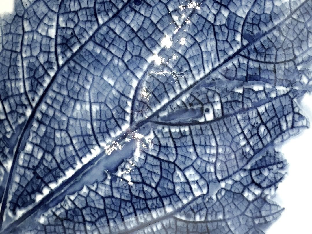 【 藤井朱明 作 白磁花瓶 】　29ｃｍ　浮彫　木の葉技法　有田焼