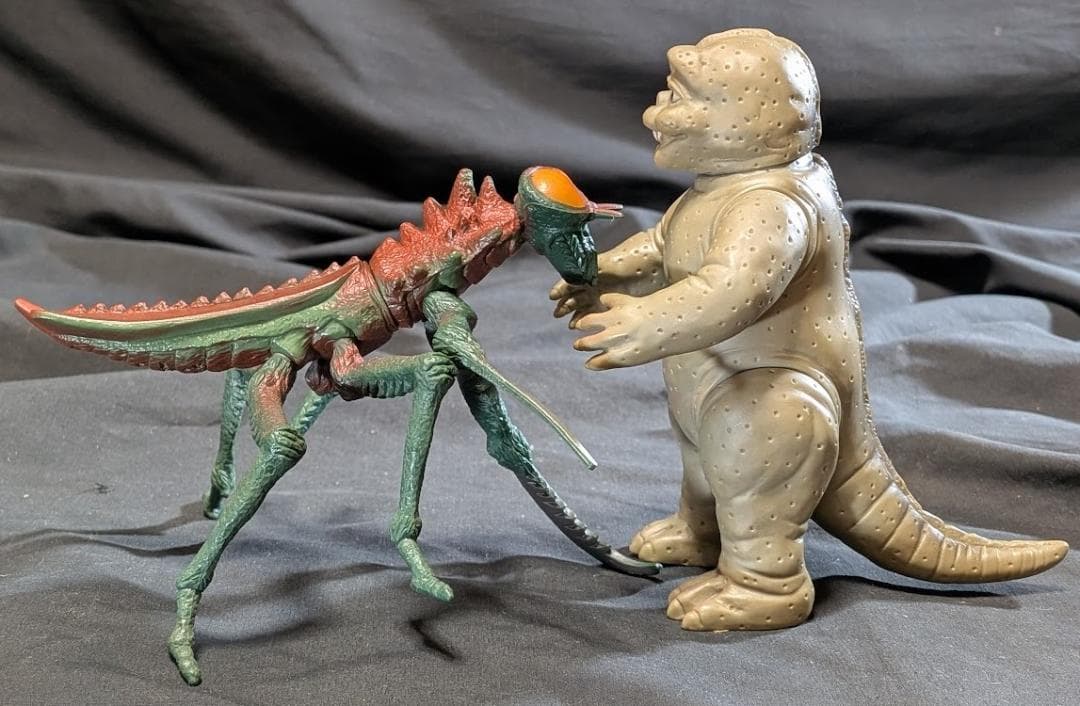 ミニラ＆カマキラス「ゴジラの息子」（バンダイ）ソフビフィギュア２体セット