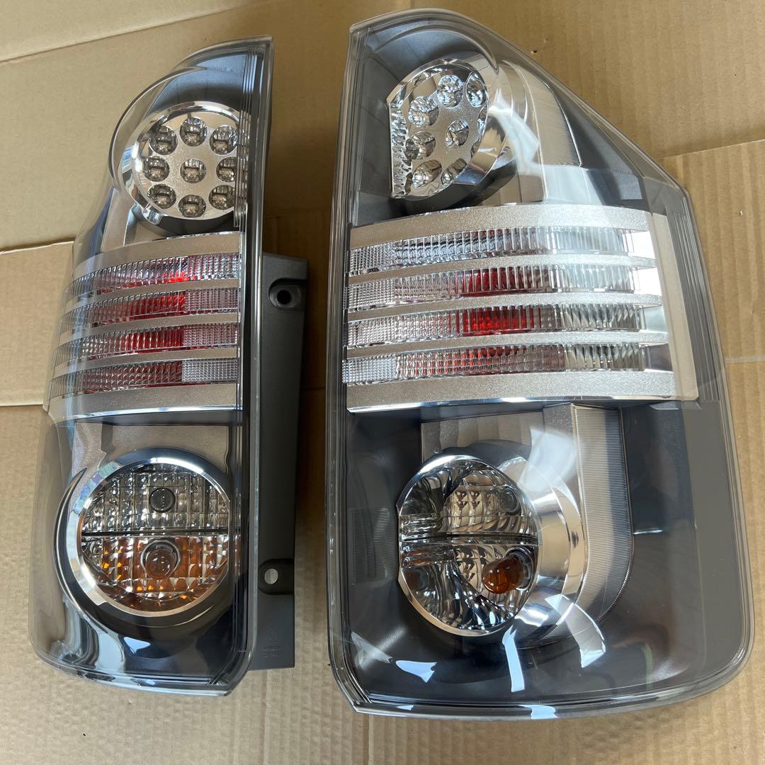 トヨタ ヴォクシーZRR70/ ZRR75 左右テールランプセット
