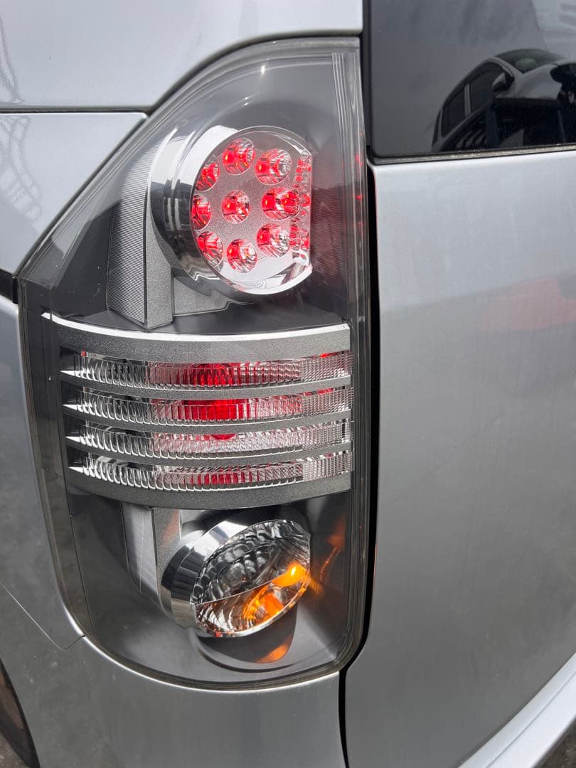 トヨタ ヴォクシーZRR70/ ZRR75 左右テールランプセット