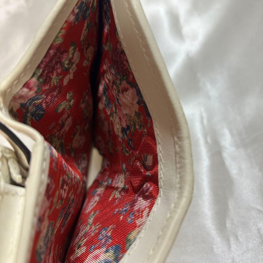 な*と様 GUCCI 2つ折り財布 白