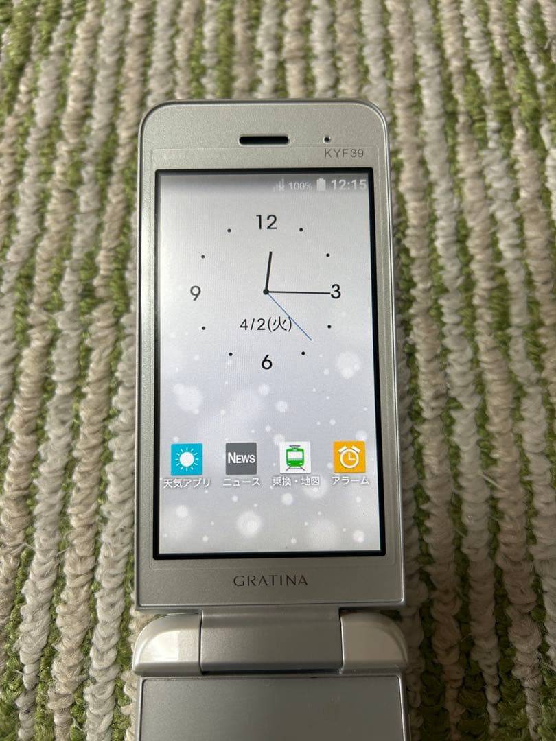 GRATINA KYF39 ホワイトシルバー折りたたみ式携帯電話 本体