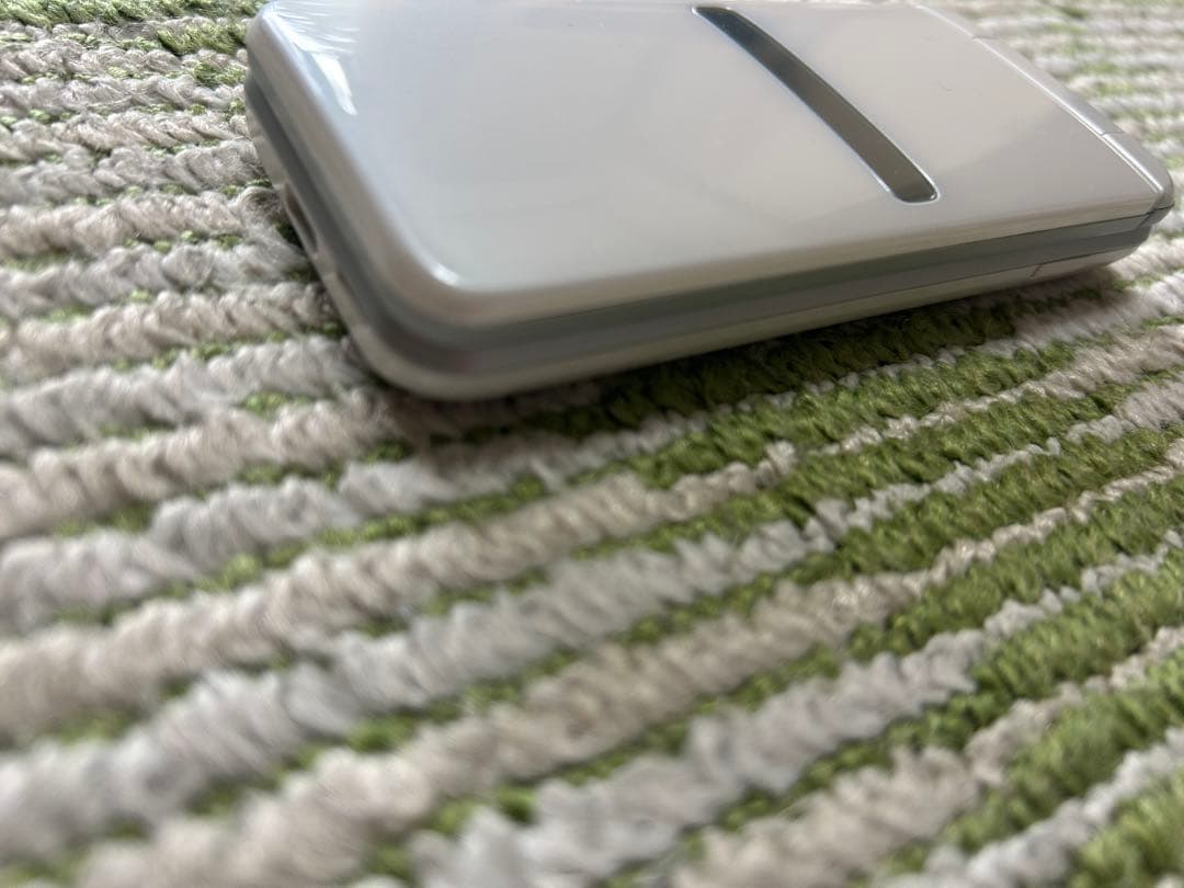 GRATINA KYF39 ホワイトシルバー折りたたみ式携帯電話 本体