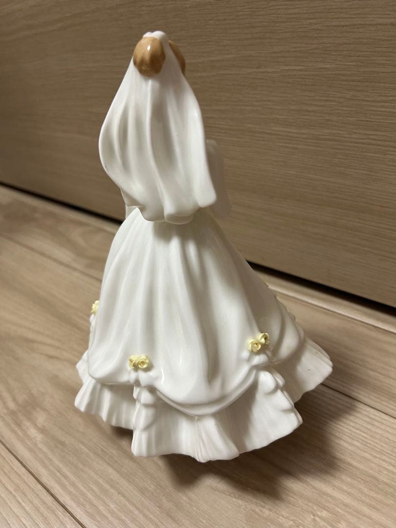 期間限定値下げ！ロイヤルドルトン　ウェディングドール 陶器製 15cm