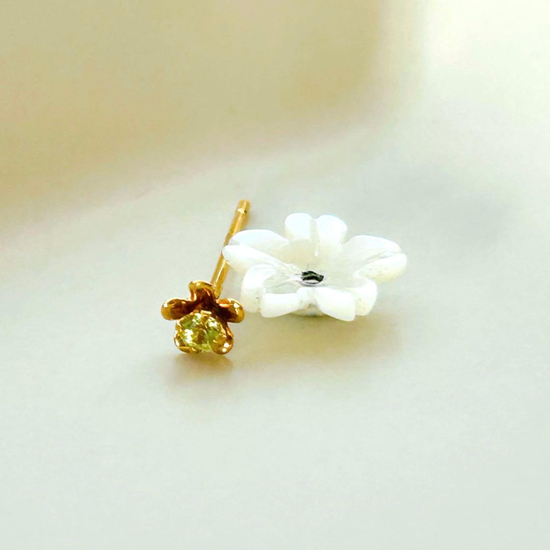 【cui-cui】K18YGシェル カラーストーン フラワー（ペリドット）