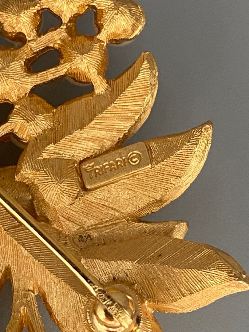 lotuscloud 2530⭐️TRIFARI トリファリヴィンテージブローチ